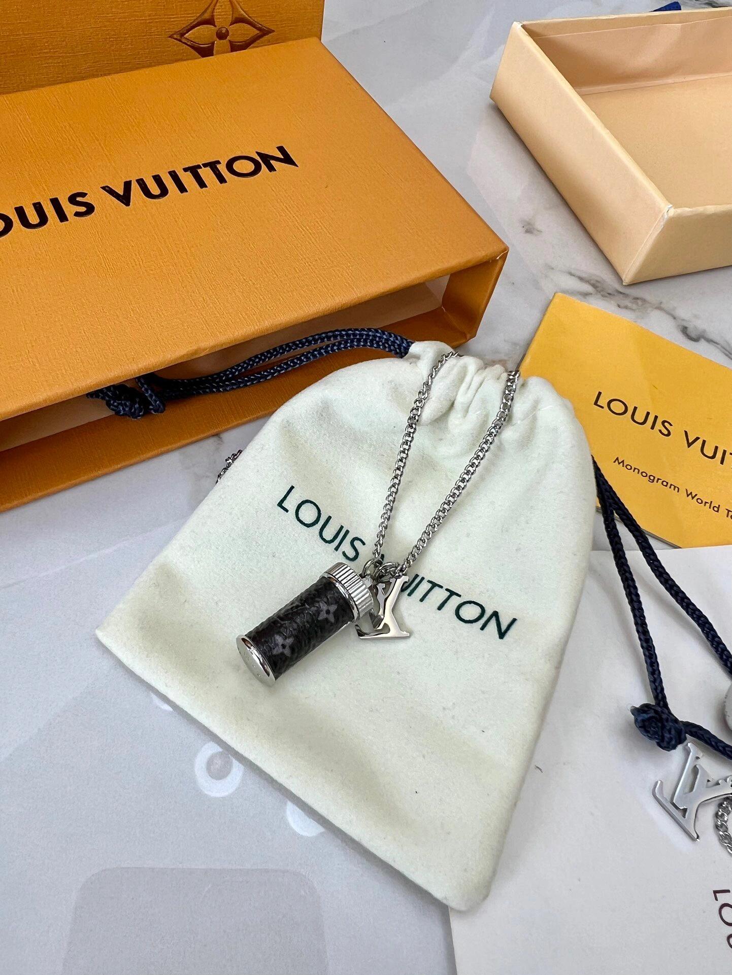 louis necklace