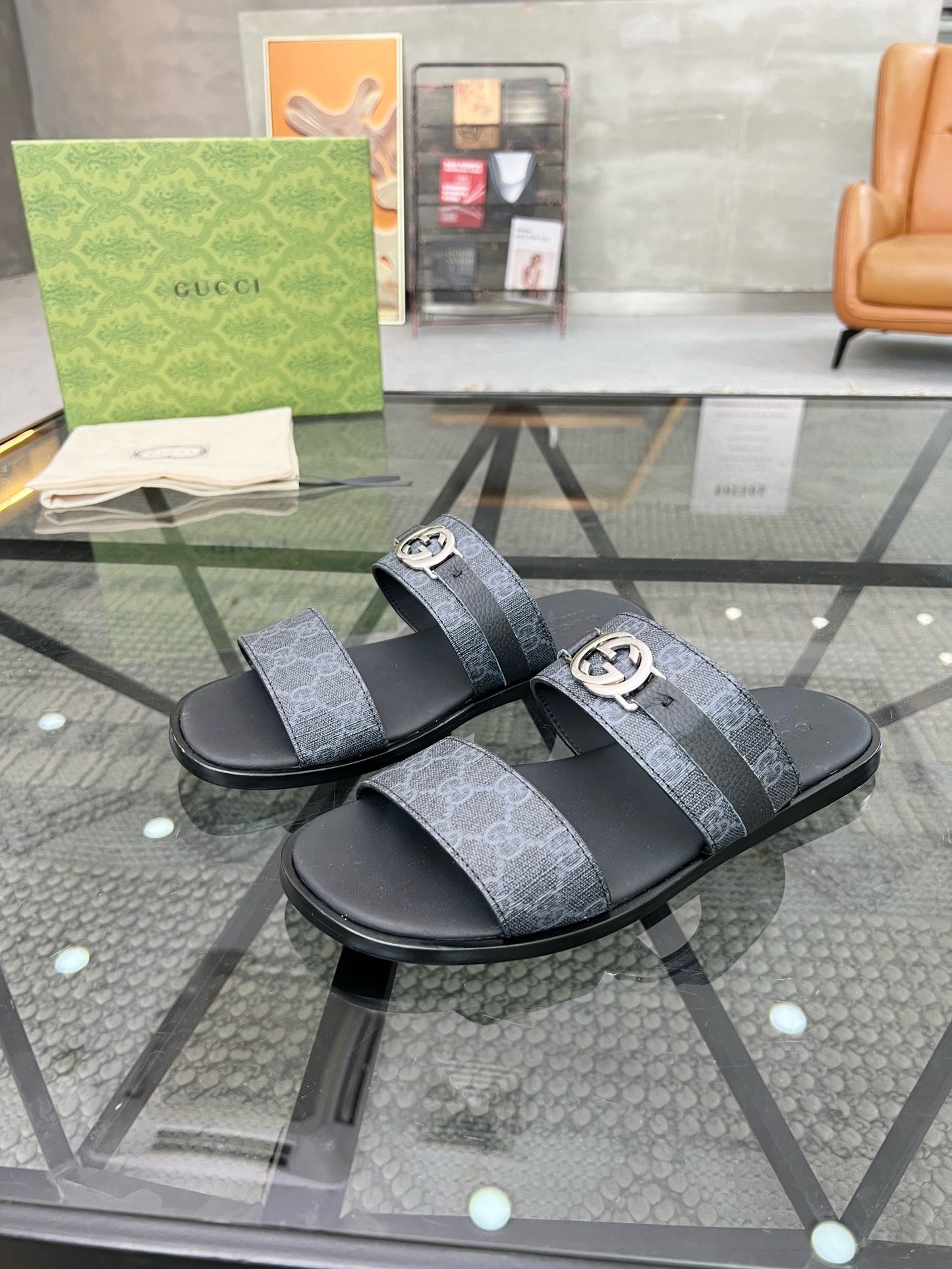 Guc leather slippers