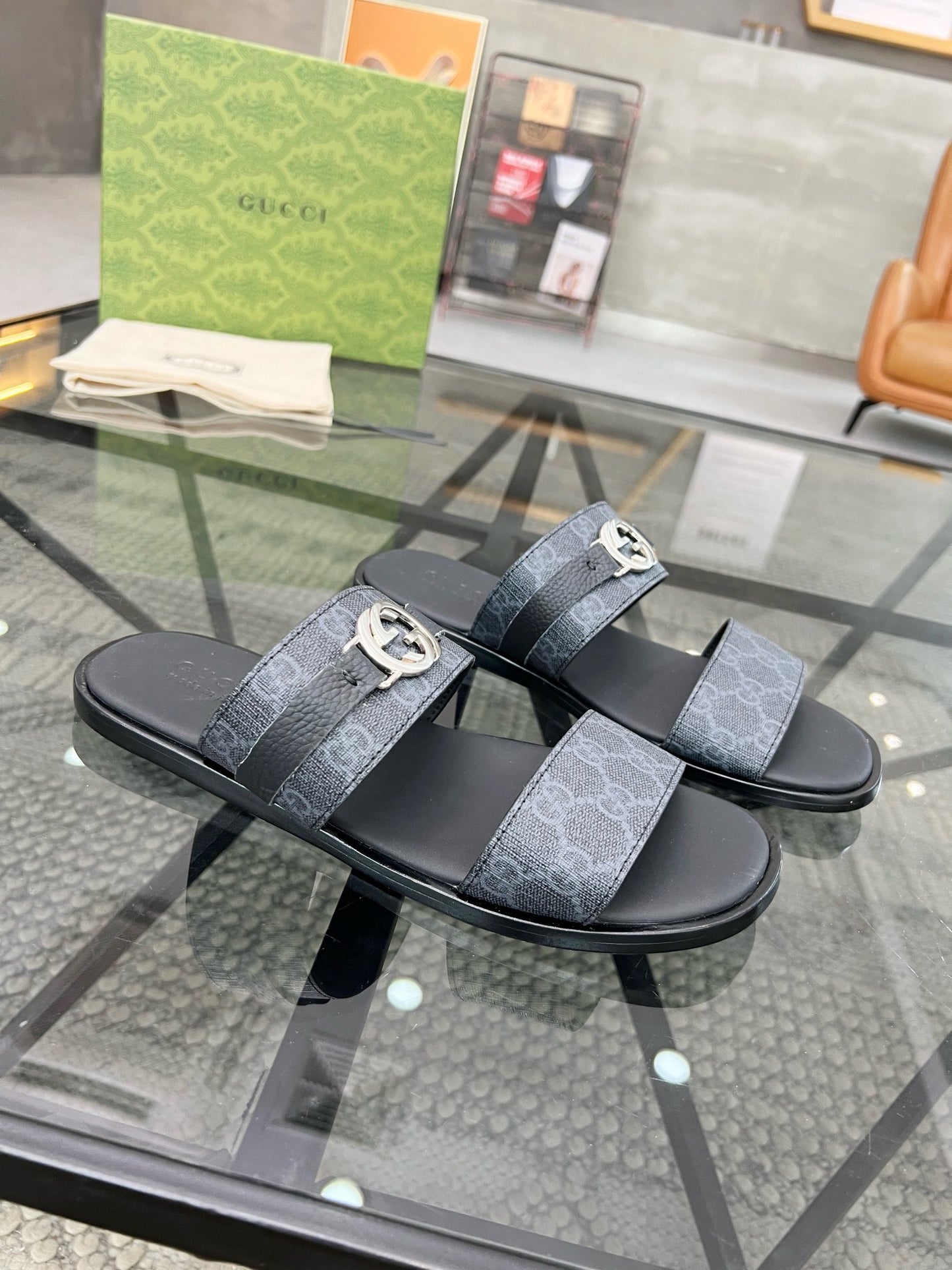 Guc leather slippers