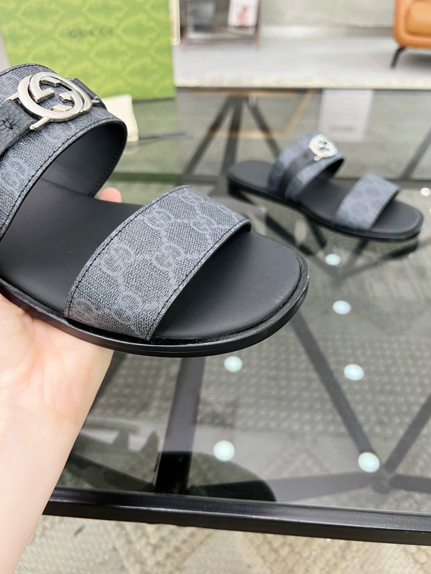 Guc leather slippers