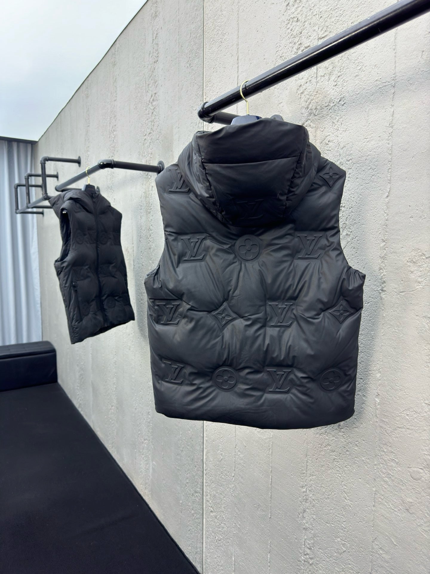 1V Hooded down vest