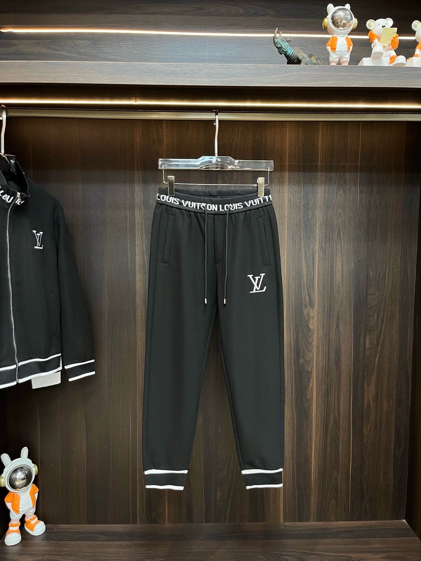 LOUIS TRACKSUIT