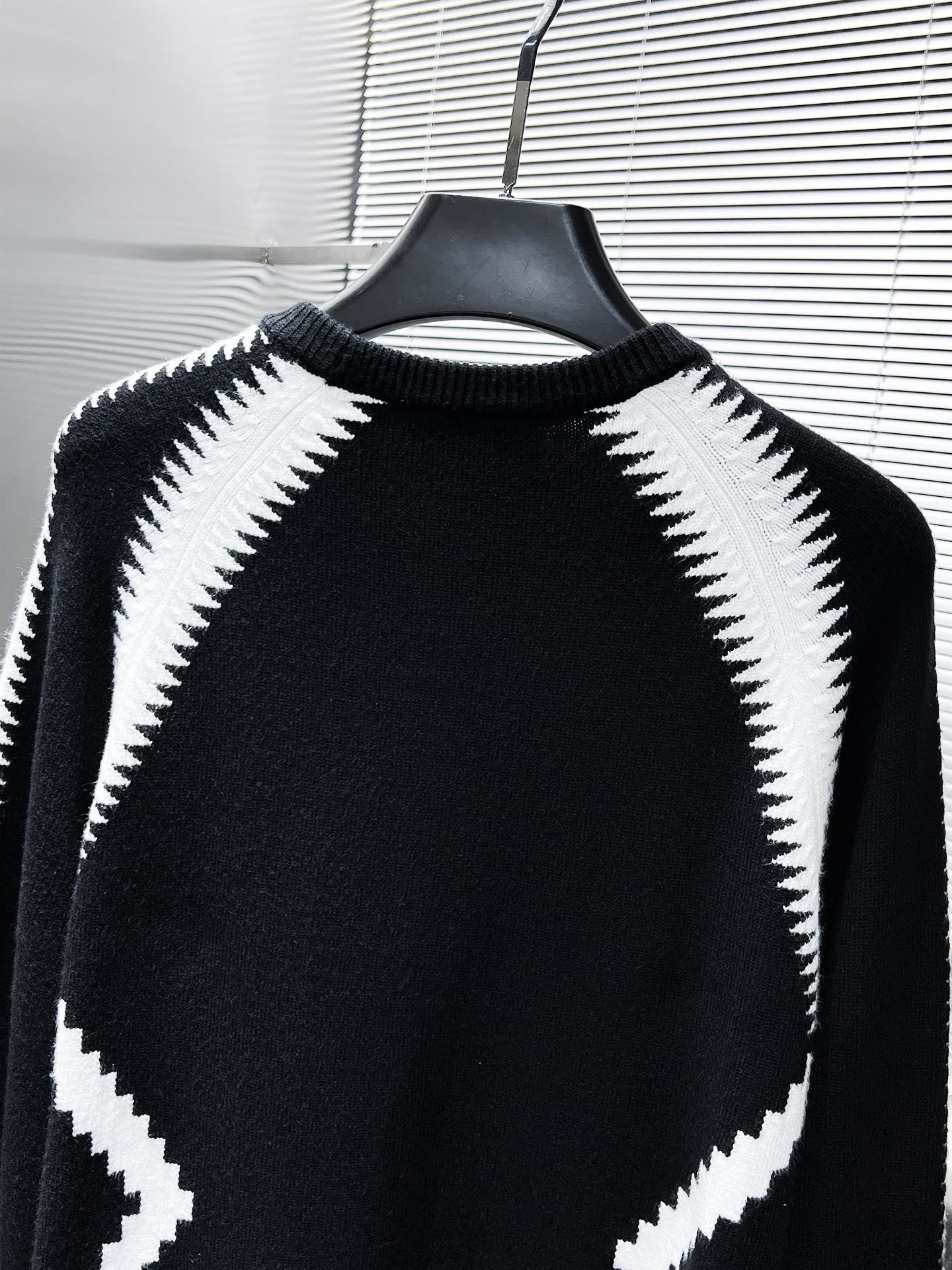 1V jacquard sweater