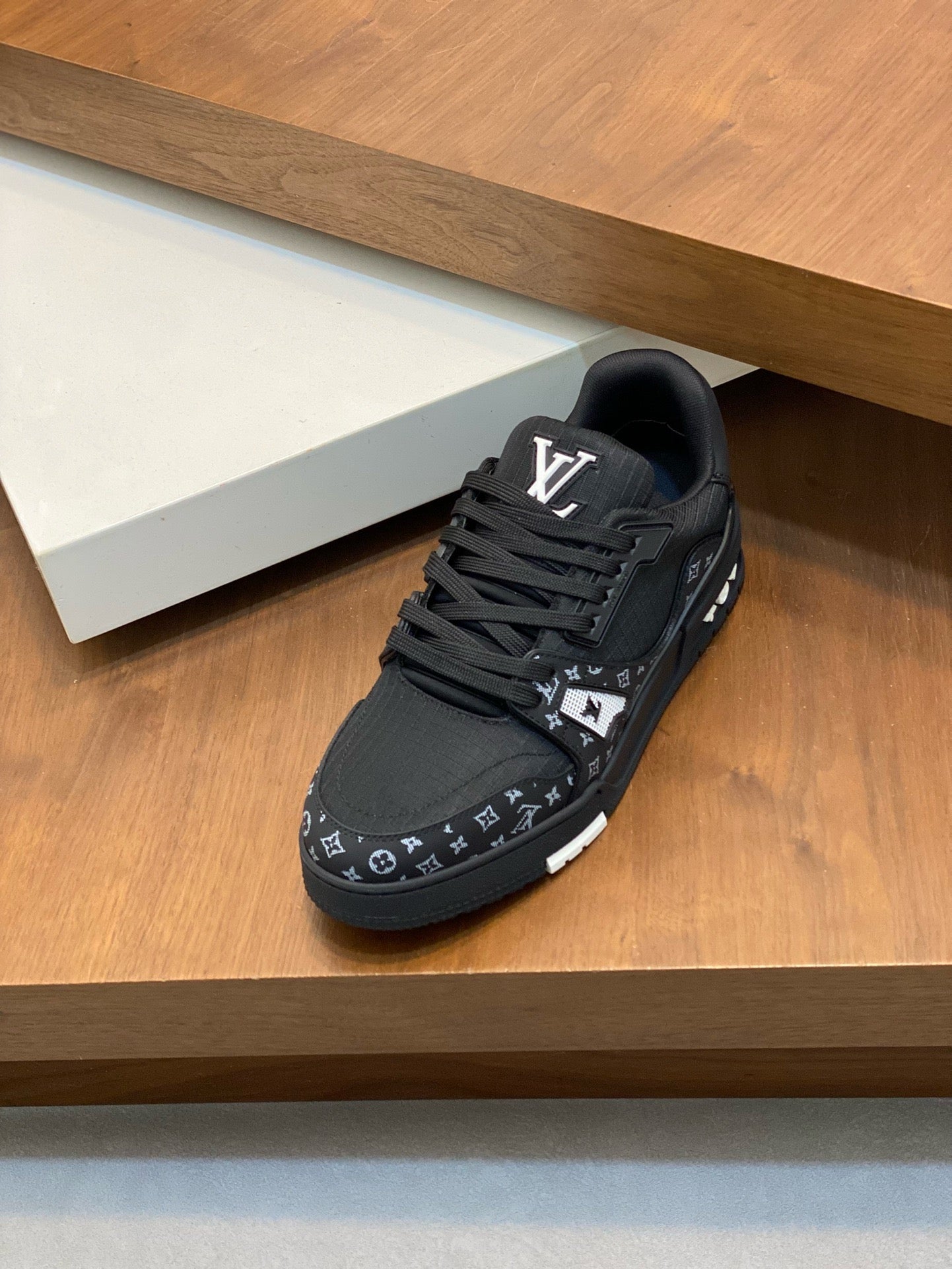 1V trainer sneaker